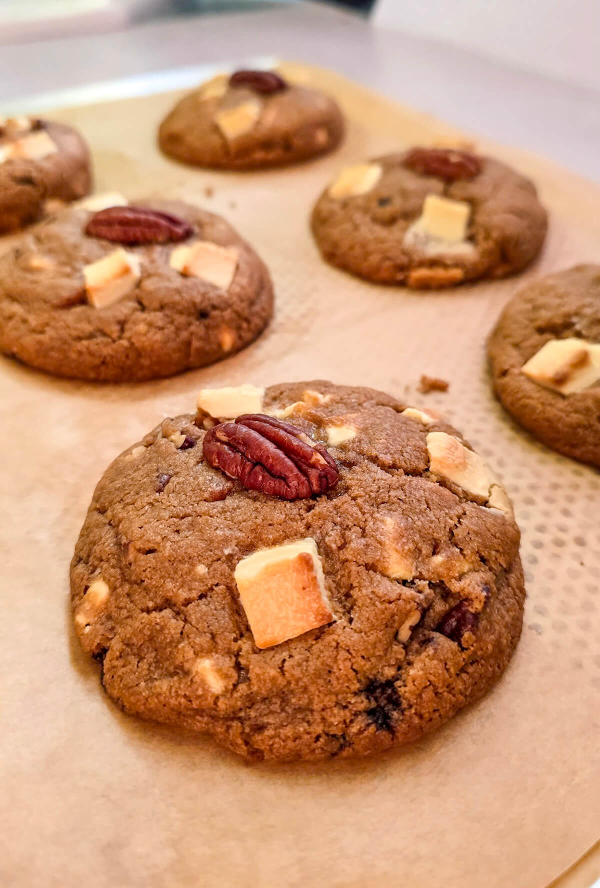 Un cookie chocolat blanc avec des noix de pécan.