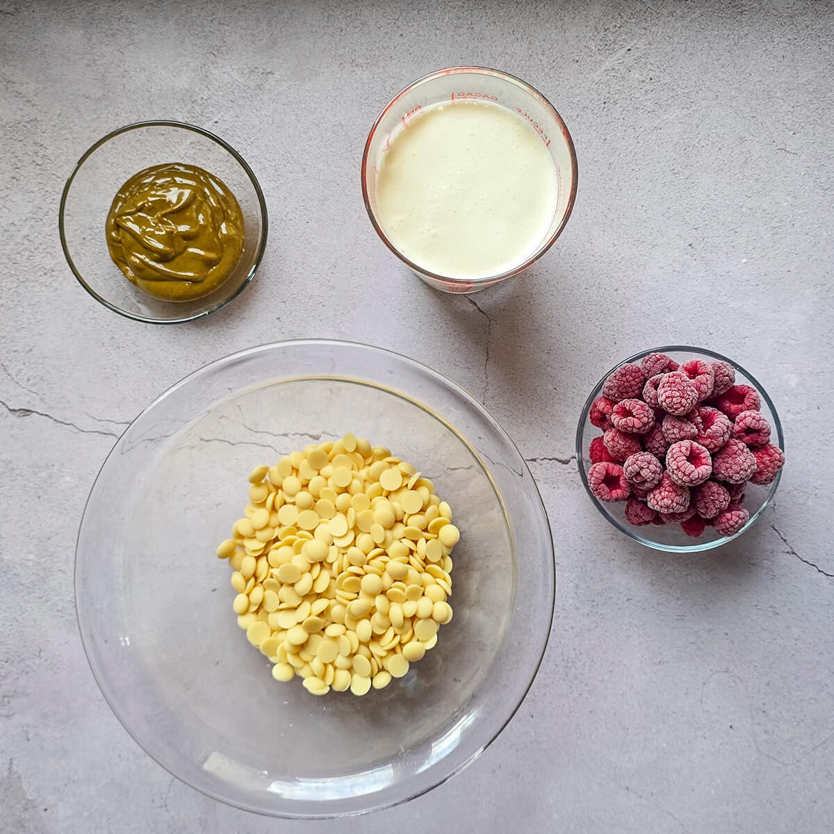 Des ingrédients pour une recette crème dessert pistache crémeuse.