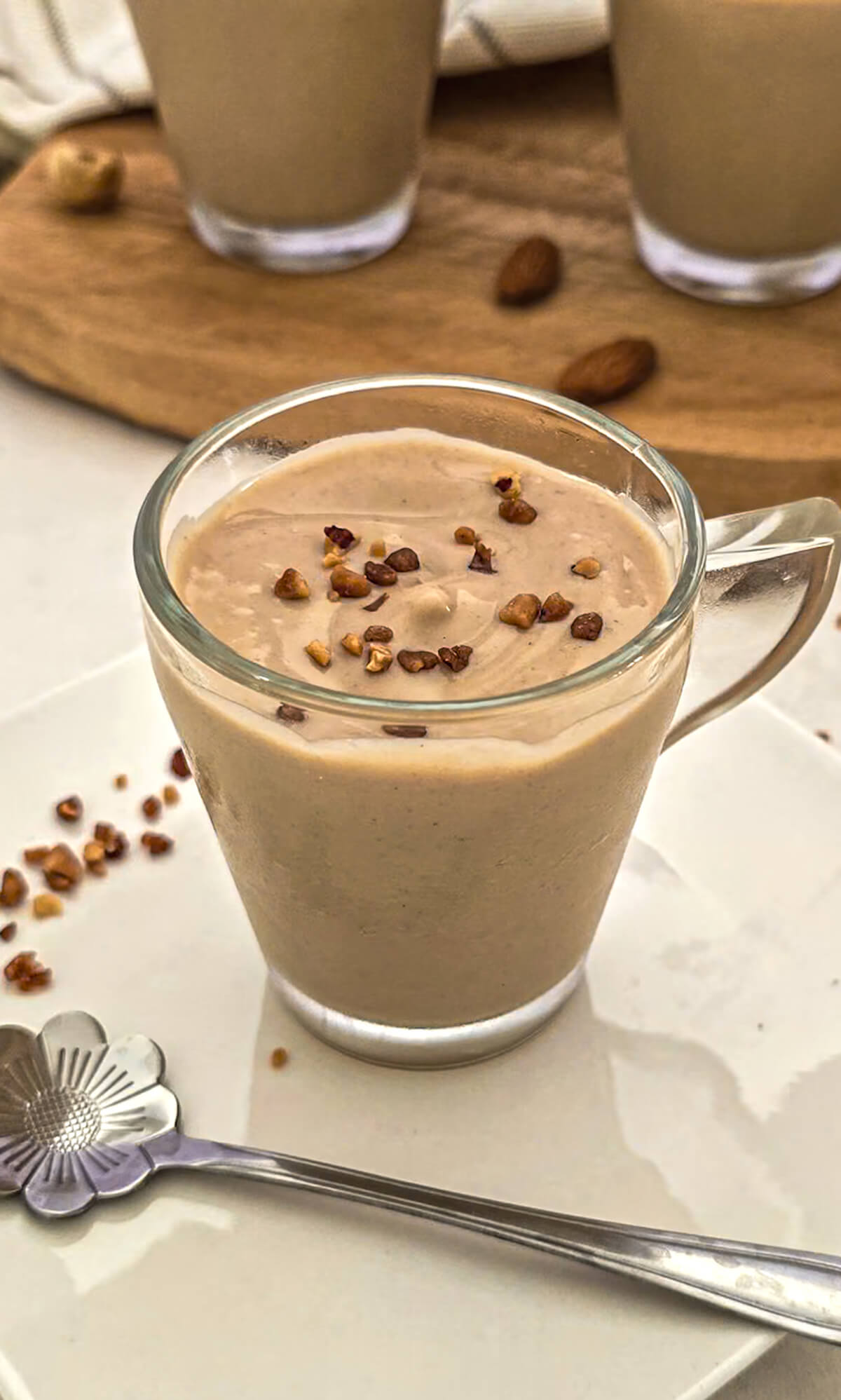 Une crème dessert praliné dans une verrinem cuillère sur le coté.