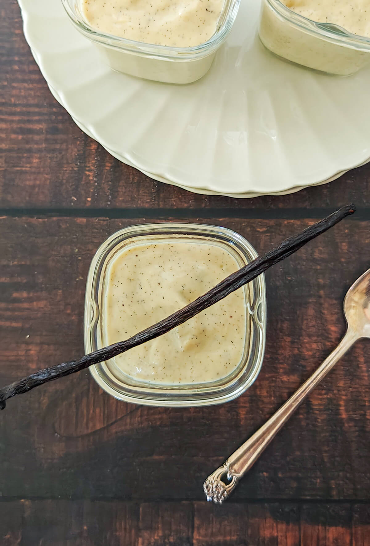 Une crème dessert vanille dans un pot pour yaourtière Seb.