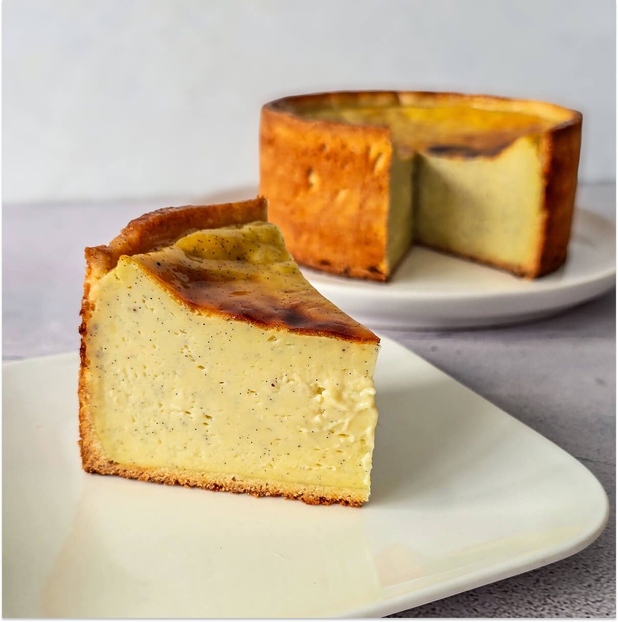 Part de flan pâtissier facile, très épais et crémeux, sur une assiette.