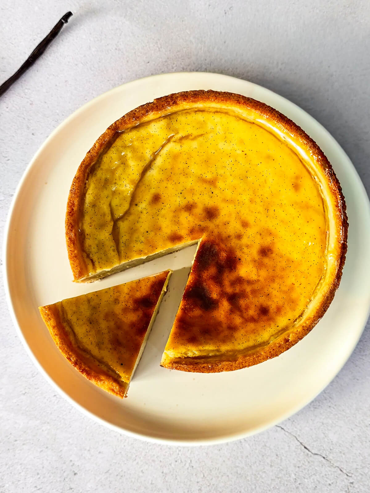 Un flan pâtissier facile a la vanille, sur une assiette.