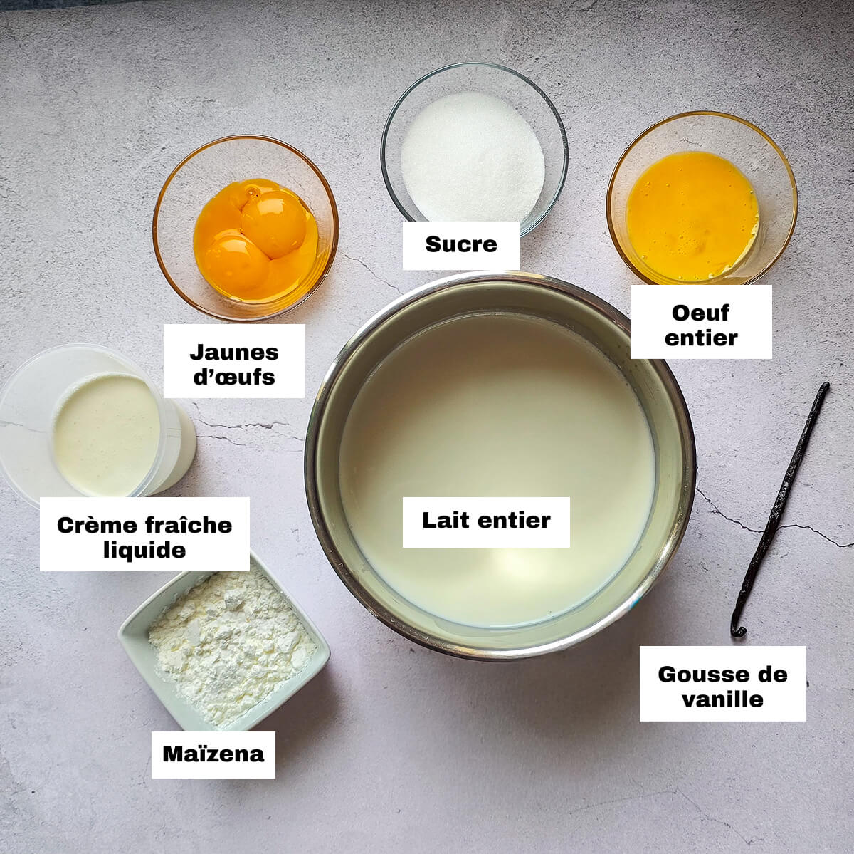 Des ingrédients pour réaliser un flan vanille facile.
