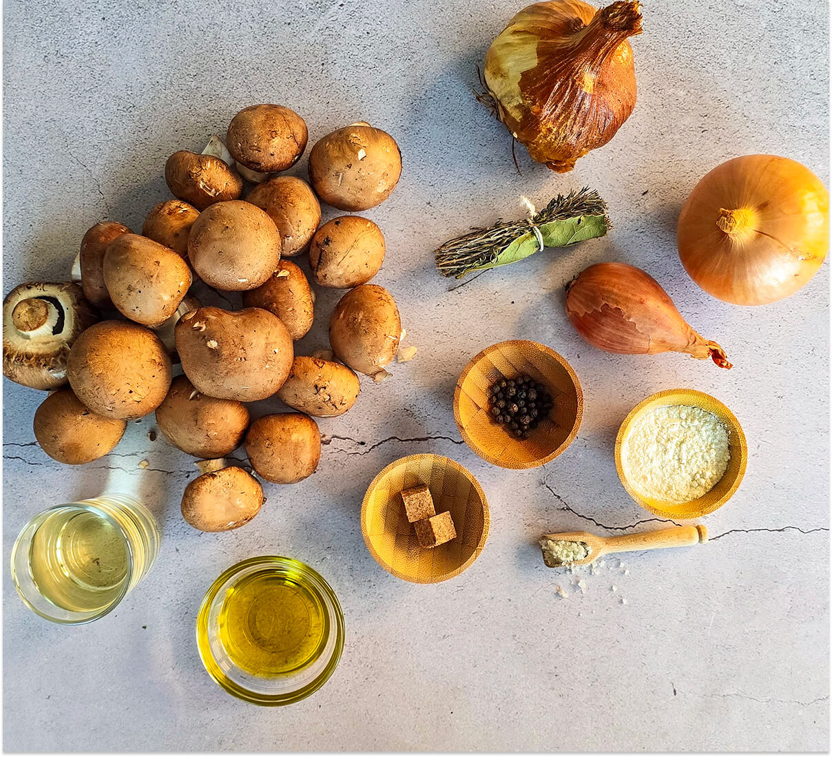 Les ingrédients essentiels pour une recette de velouté de champignons.