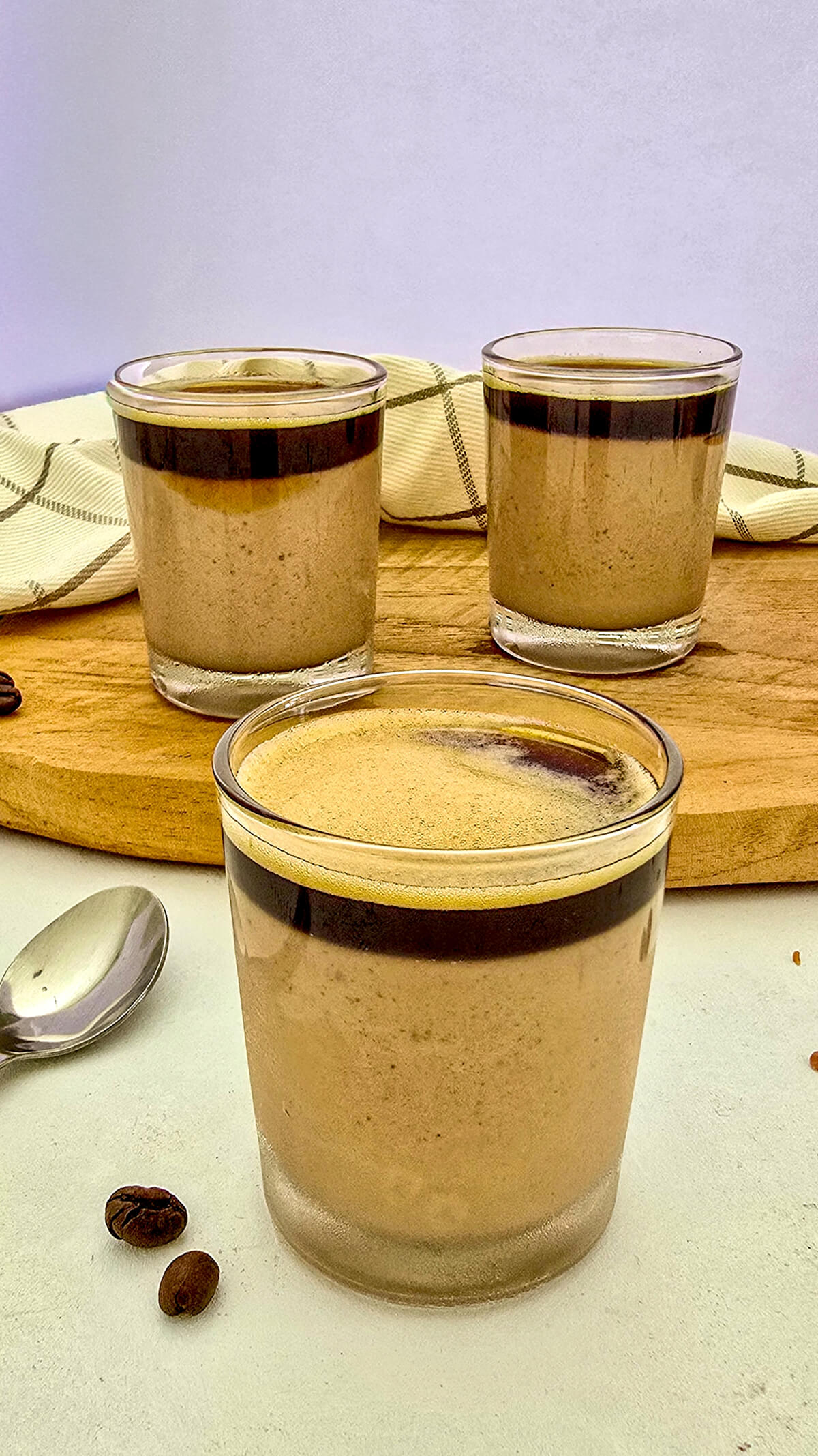 une pana cotta praliné dans une verrine, avec son coulis caramel café.