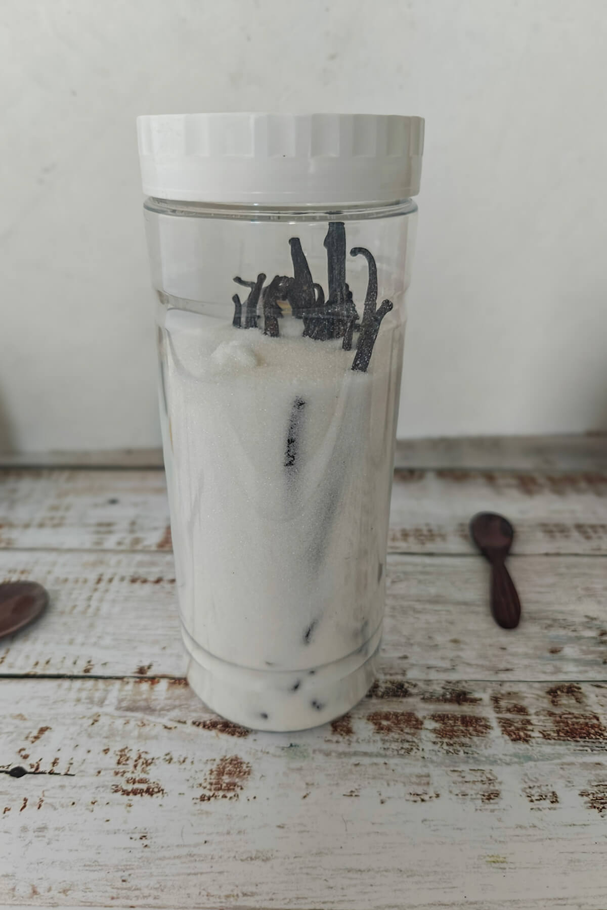 Préparation du sucre vanille dans un pot hermétique.