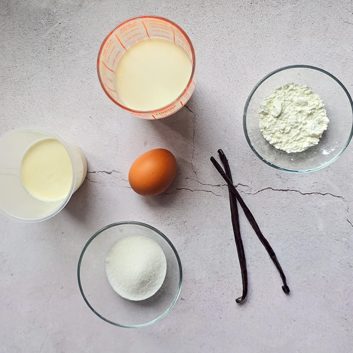 Les ingrédients pour faire des crèmes dessert vanille.