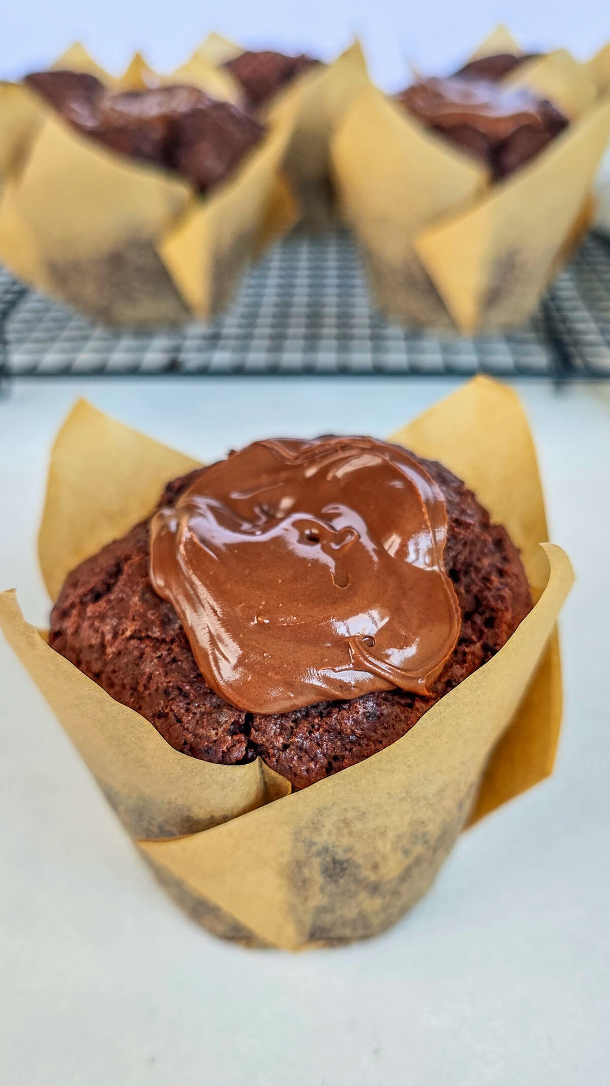 Un muffin tout chocolat moelleux, avec du Nutella sur le dessus.