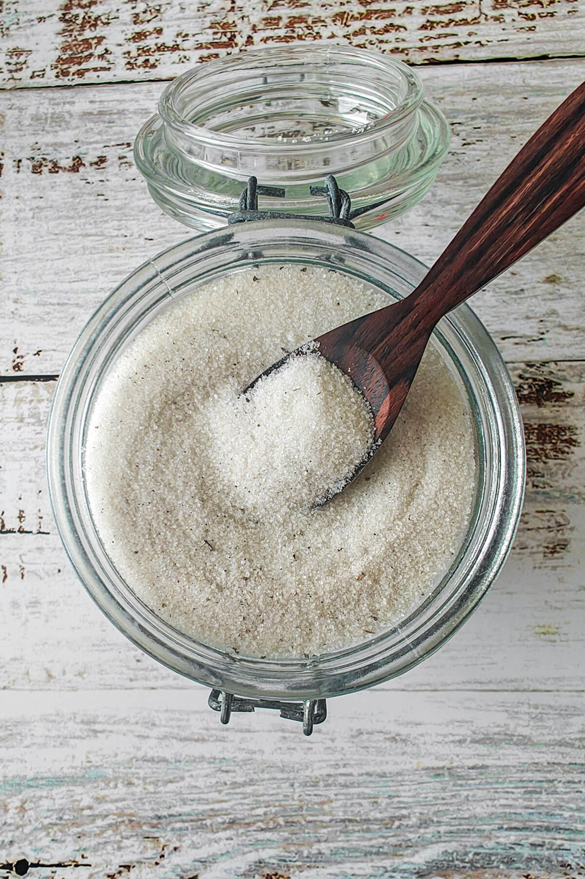 Du sucre à la vanille fait maison dans un bocal hermétique.