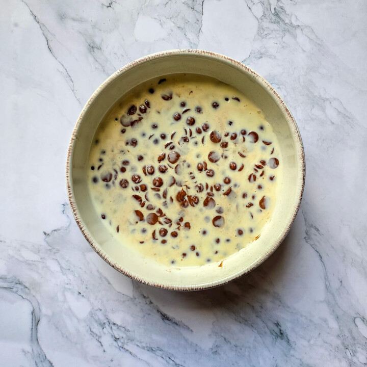 Chauffer la crème et le miel sur le chocolat pour faire des truffes chocolat lait.