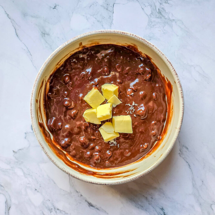 Ajouter le beurre et le sel dans le chocolat fondu.