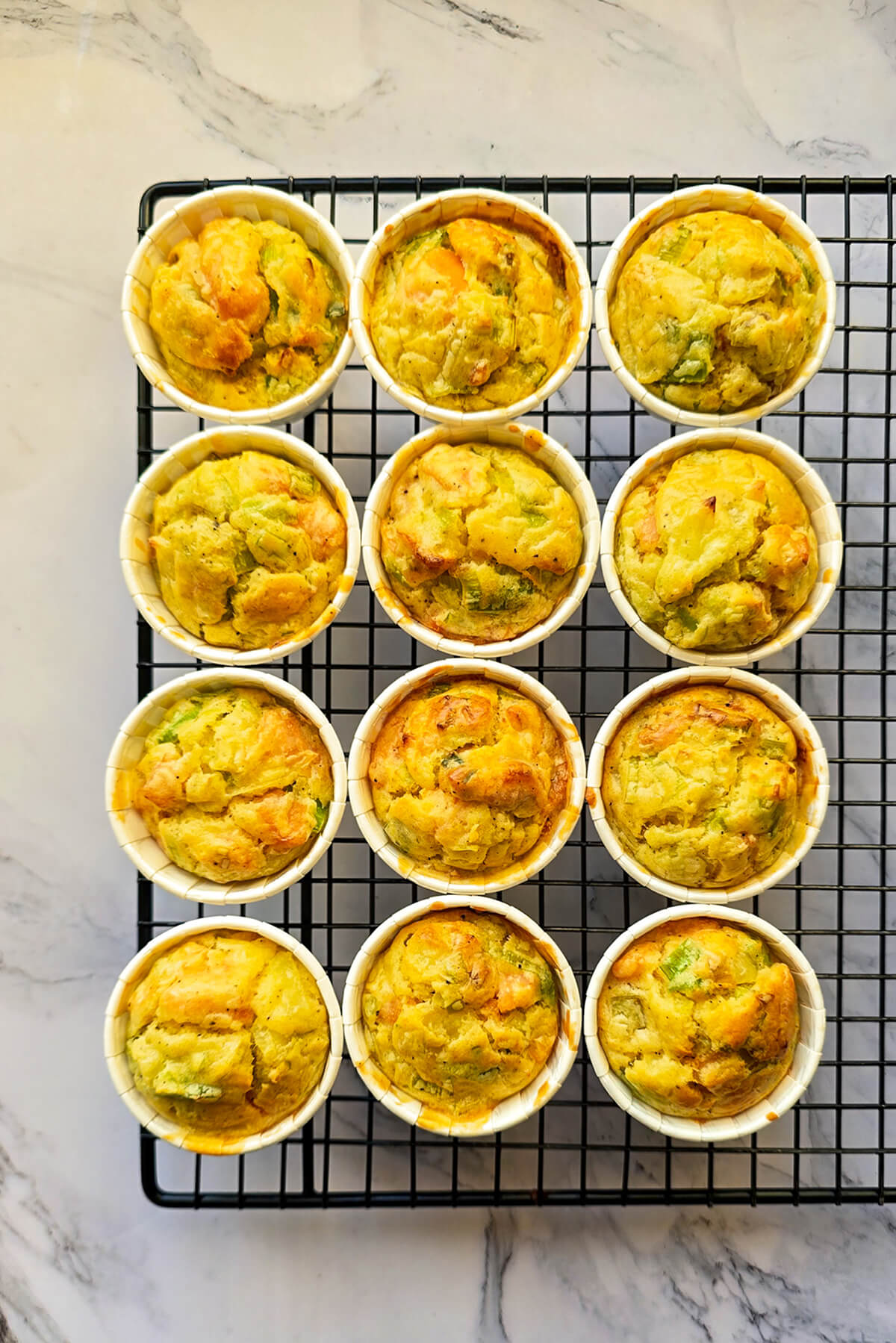 Des muffins salés dans leurs moules individuels après cuisson.