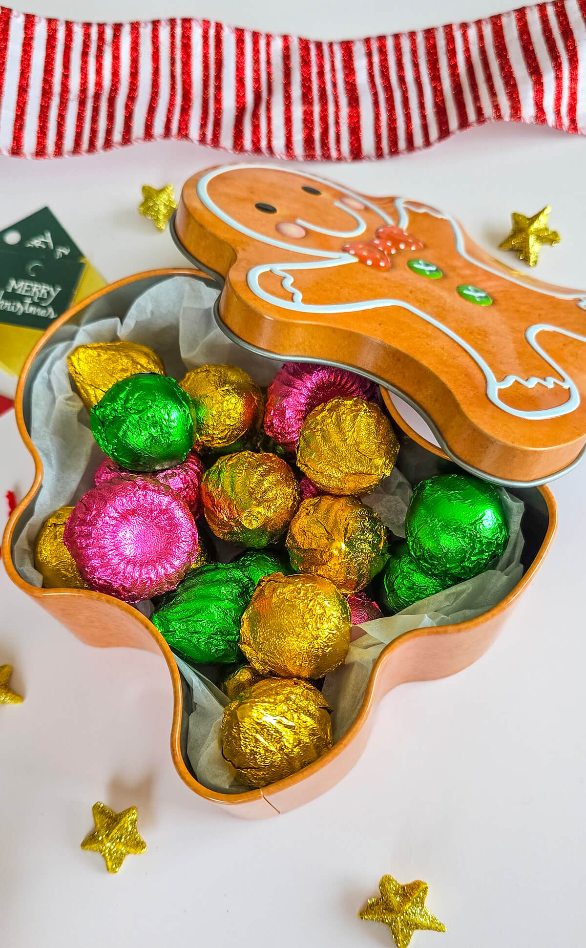 des chocolats de Noël à offrir dans une boîte en métal.