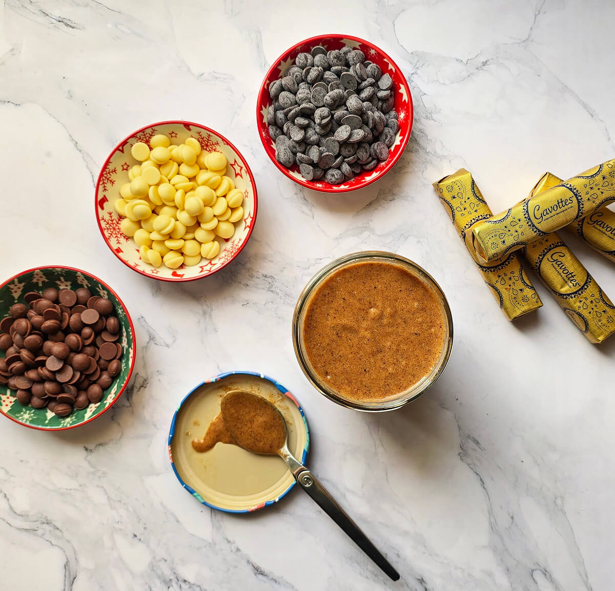 Des ingrédients pour faire des bonbons de Noël au chocolat faciles.
