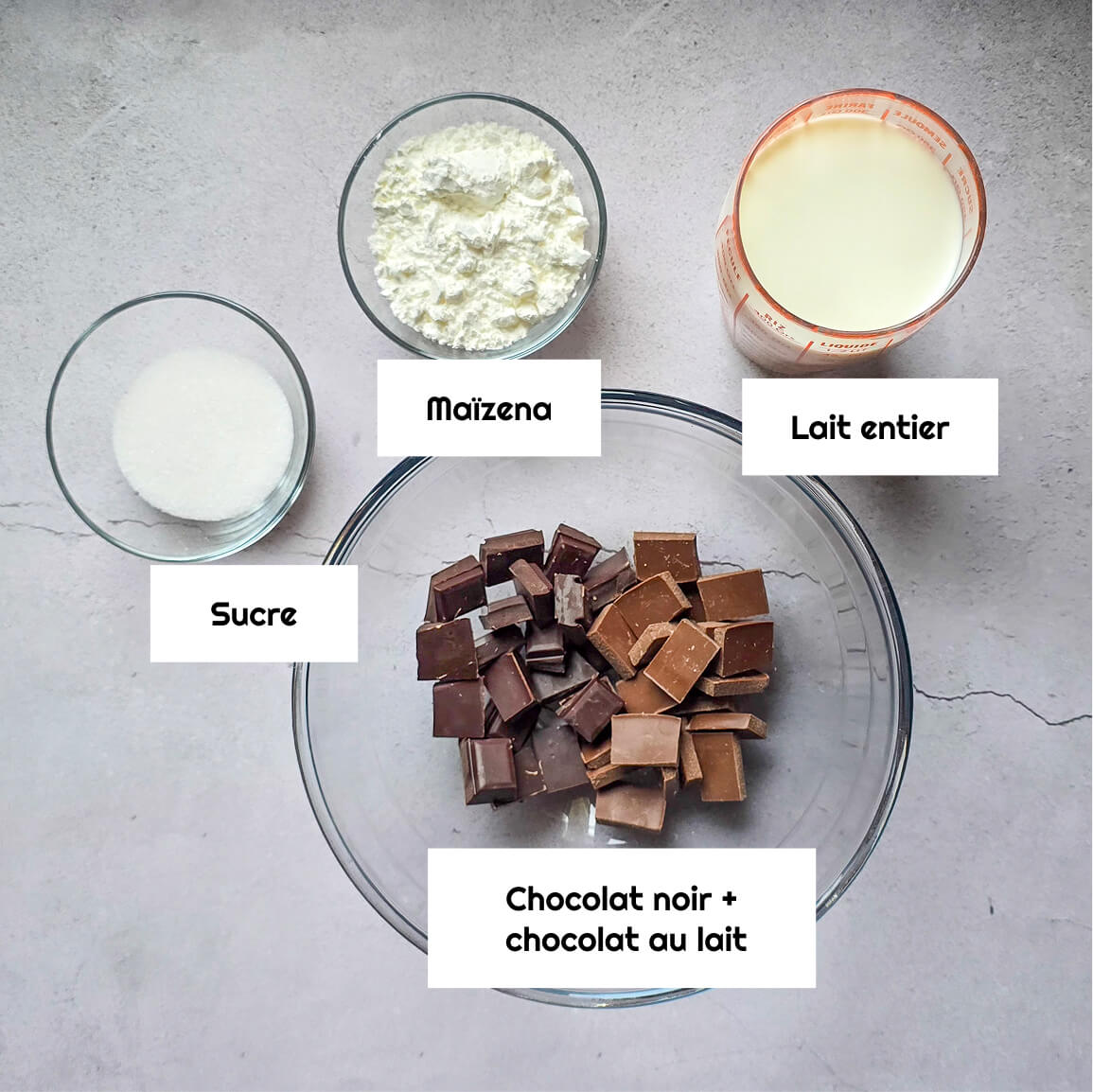 Des ingrédients pour faire des crèmes dessert au chocolat.