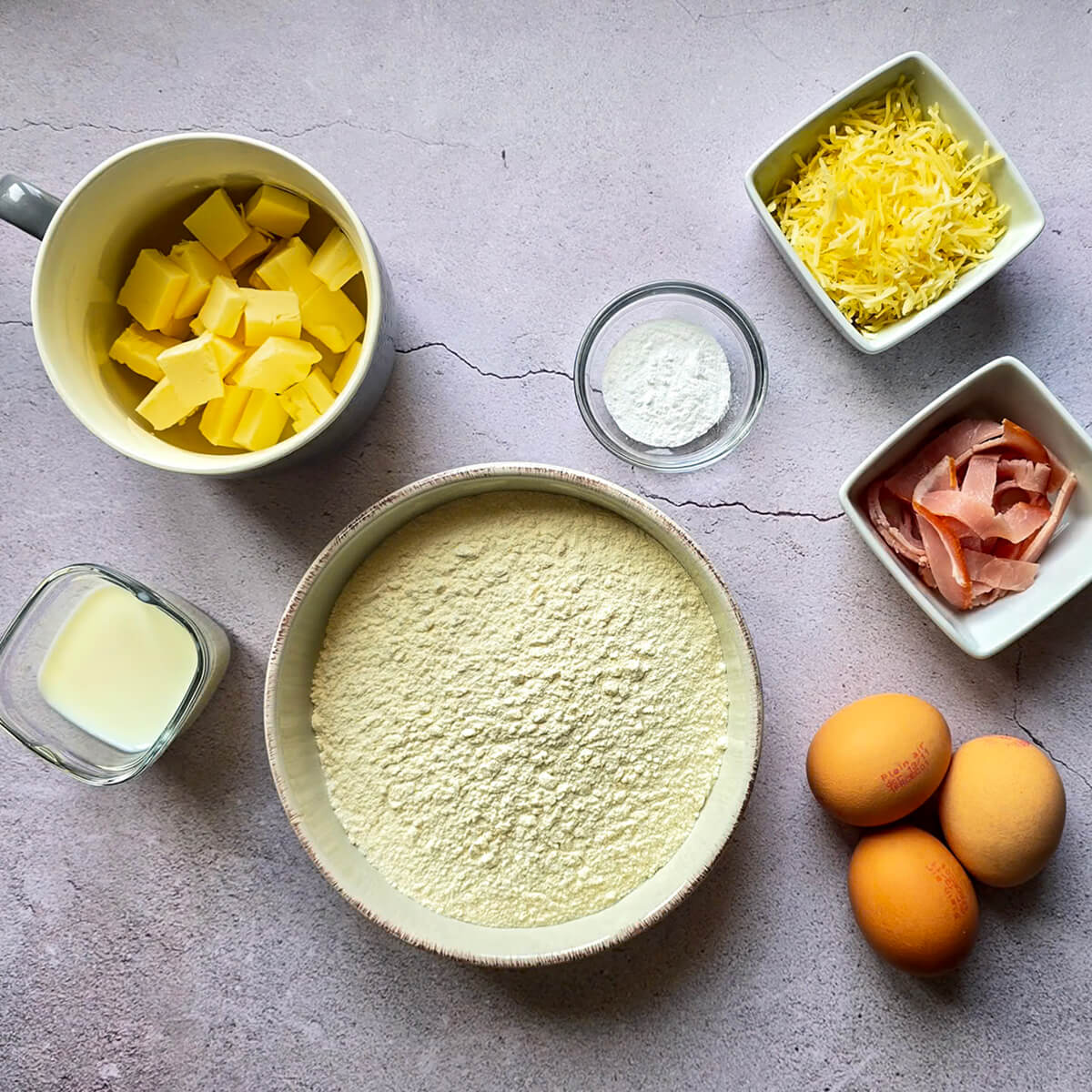 Des ingrédients pour faire des madeleines salées bacon.