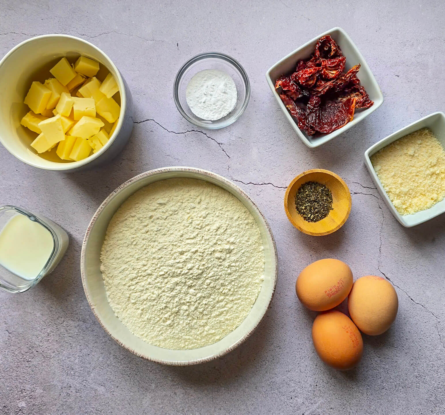 Des ingrédients pour faire une recette de madeleines salées.