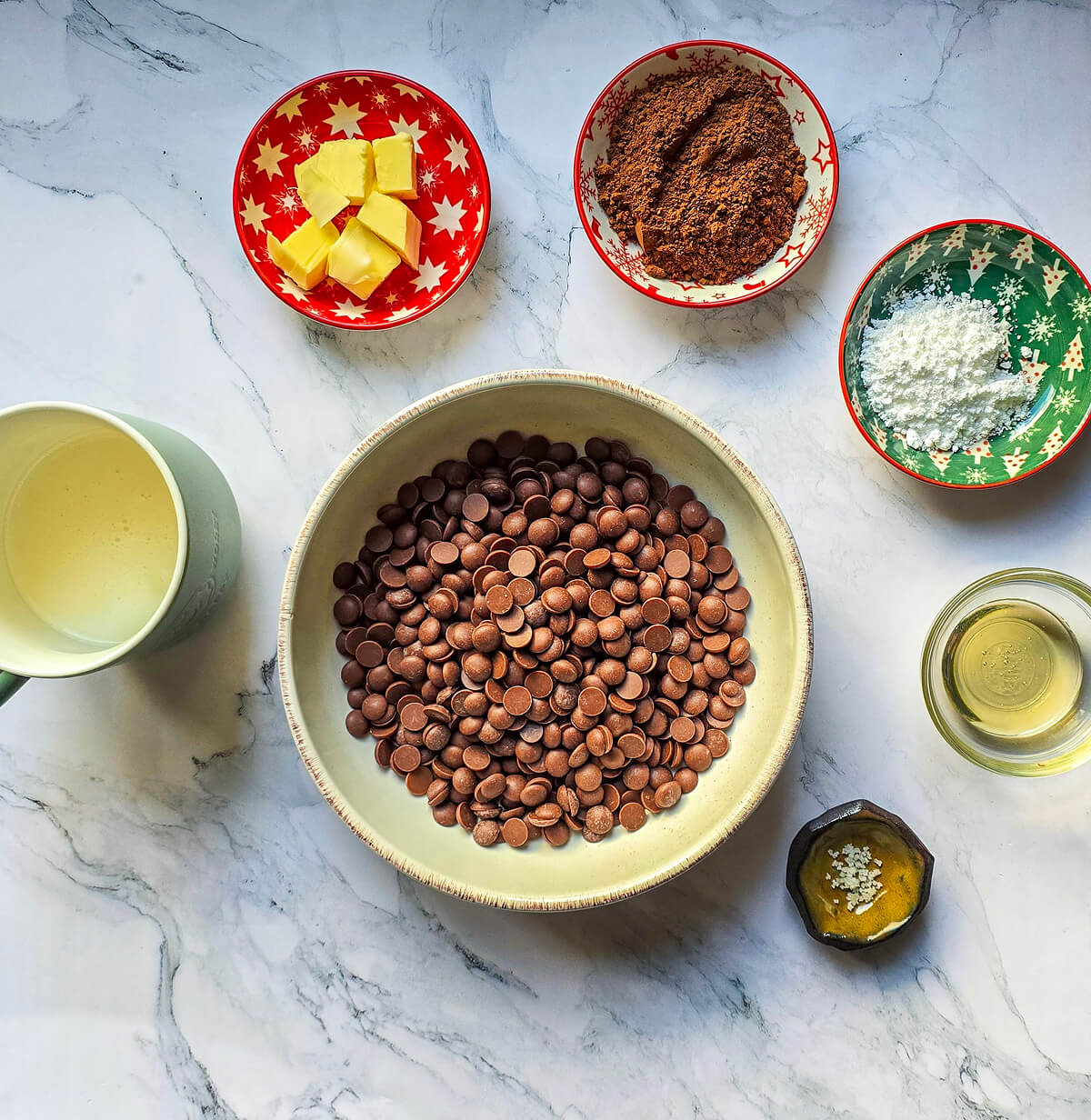 Des ingrédients pour faire des truffes chocolat au lait.