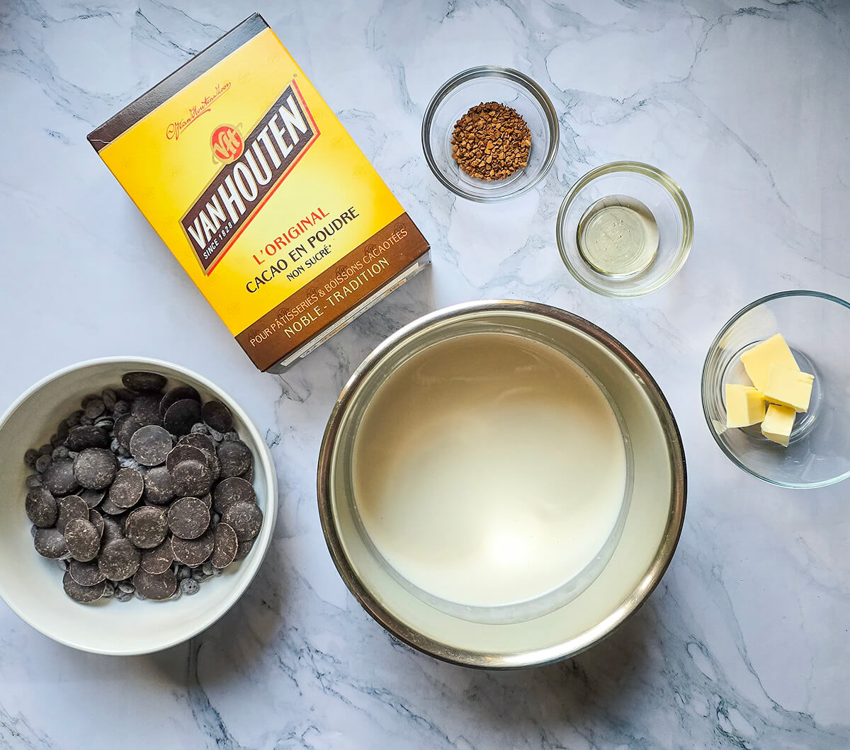 Des ingrédients pour faire des truffes au chocolat noir.