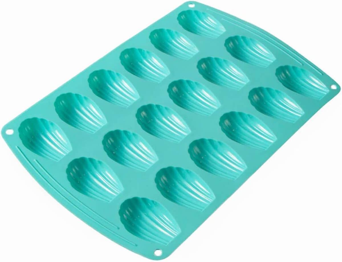 Un moule en silicone pour faire des madeleines.