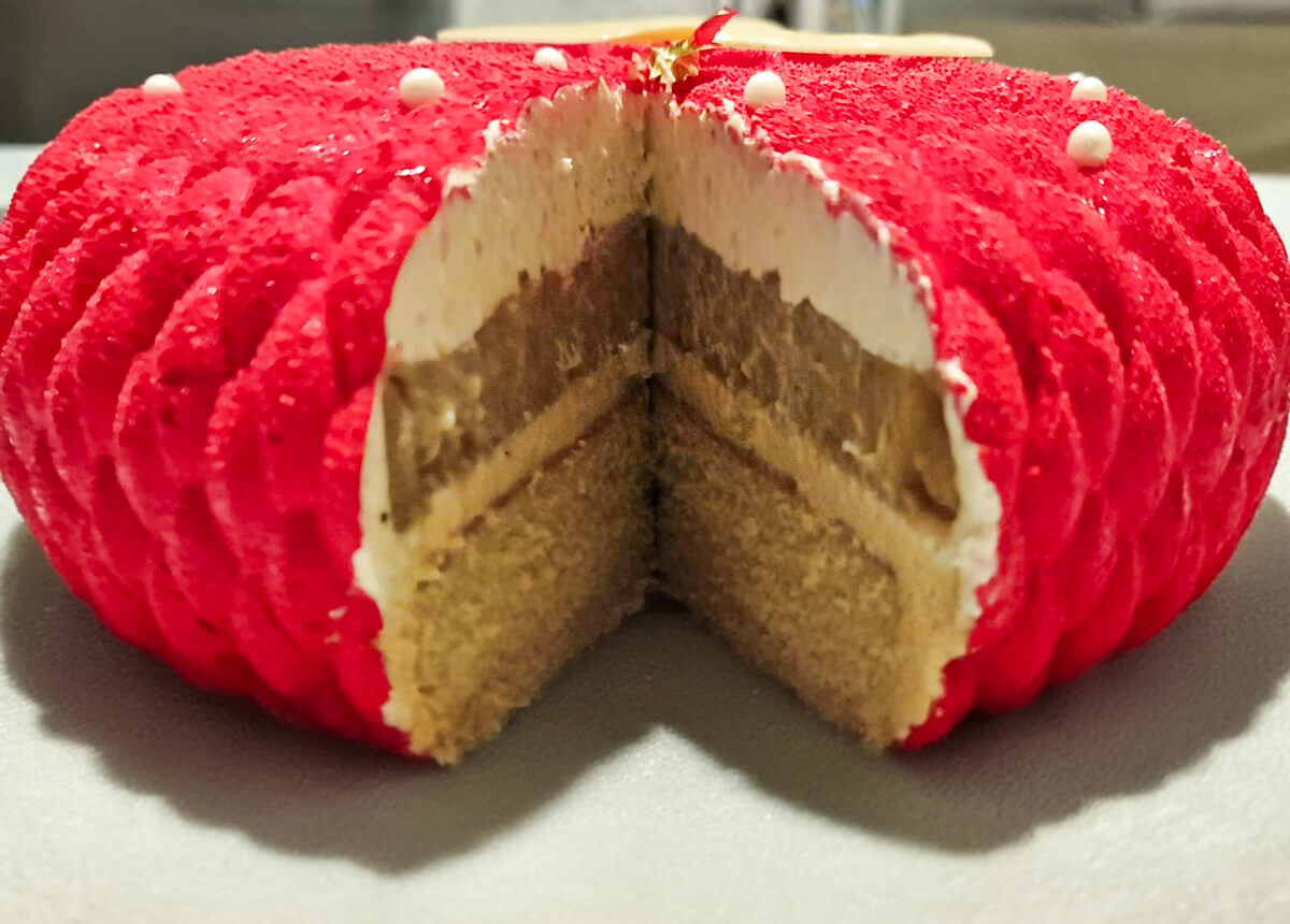 Une bûche de Noël poire vanille caramel.