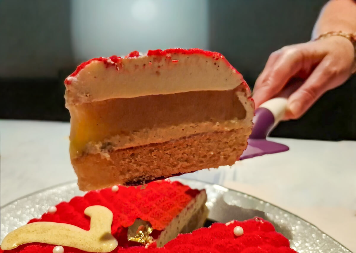 Une part de bûche de Noël poire vanille caramel.