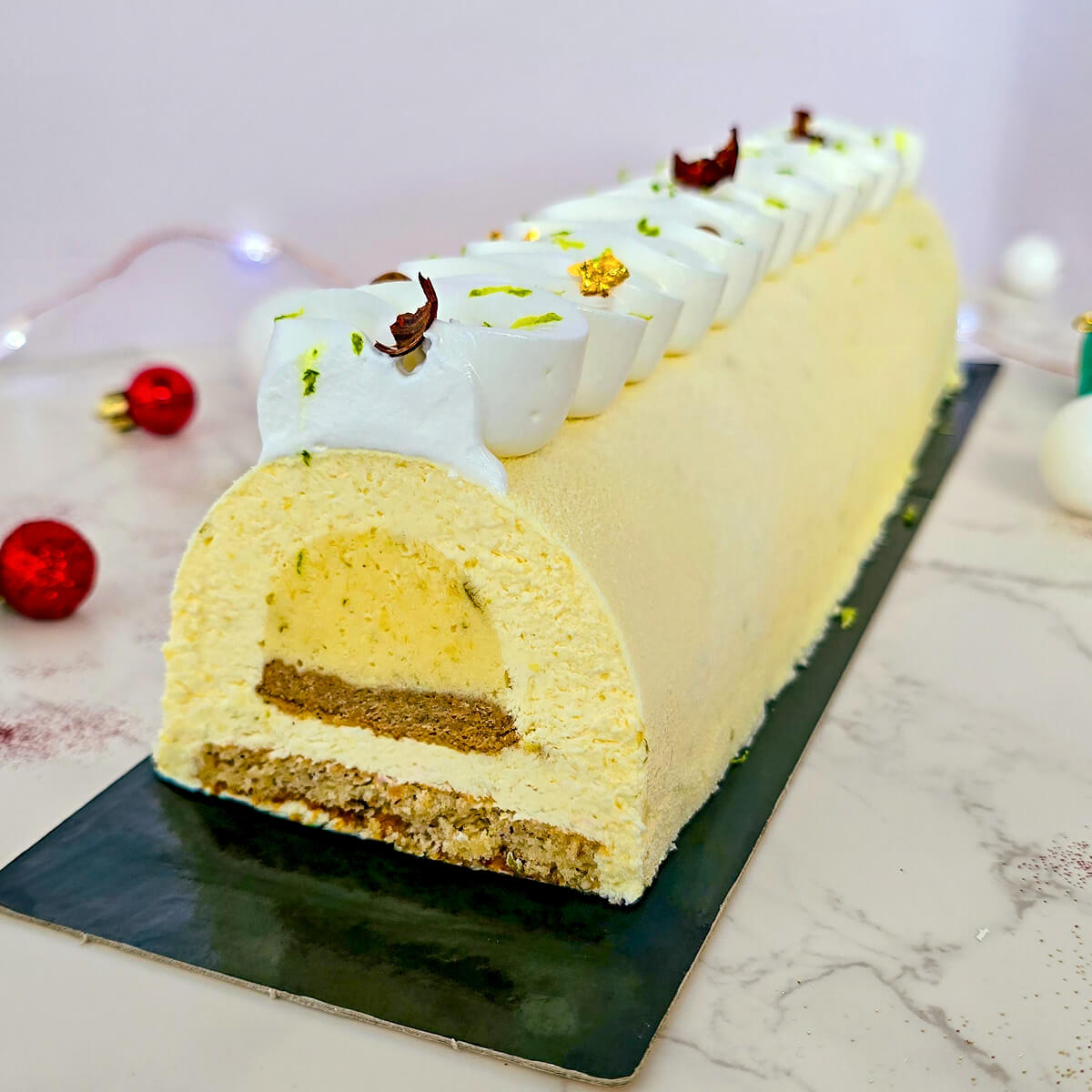Une bûche au citron et noisette pour les fêtes.