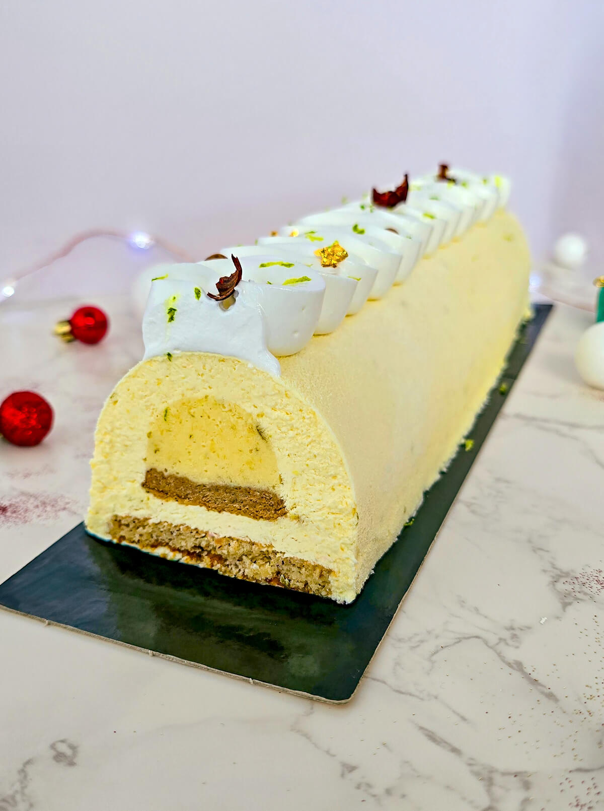 Une bûche au citron et noisette pour les fêtes.