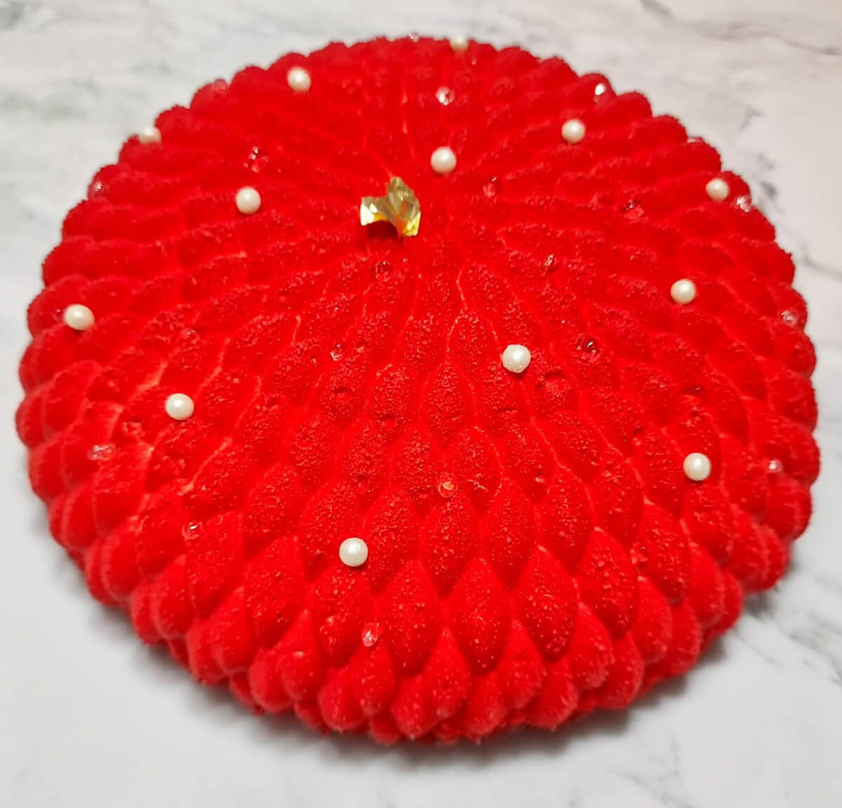 Une bûche de Noël exceptionnelle sur un fond marbré.