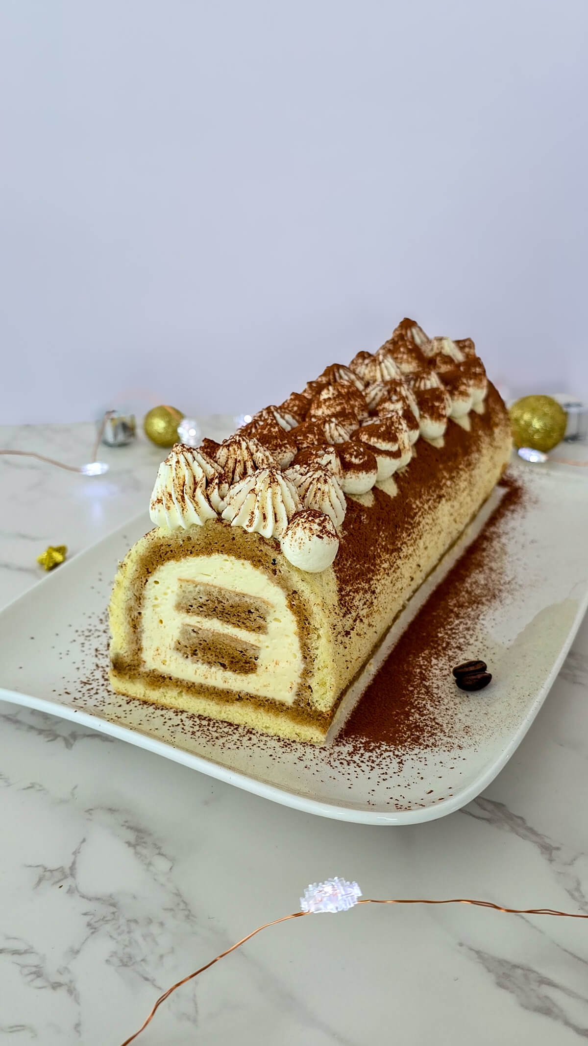 Une buche tiramisu facile et rapide, sur son plat de présentation.