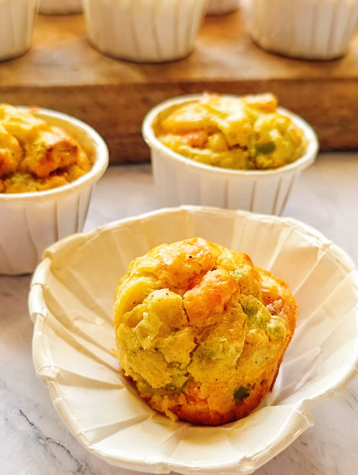 Des muffins salés dans leur moule blancs.