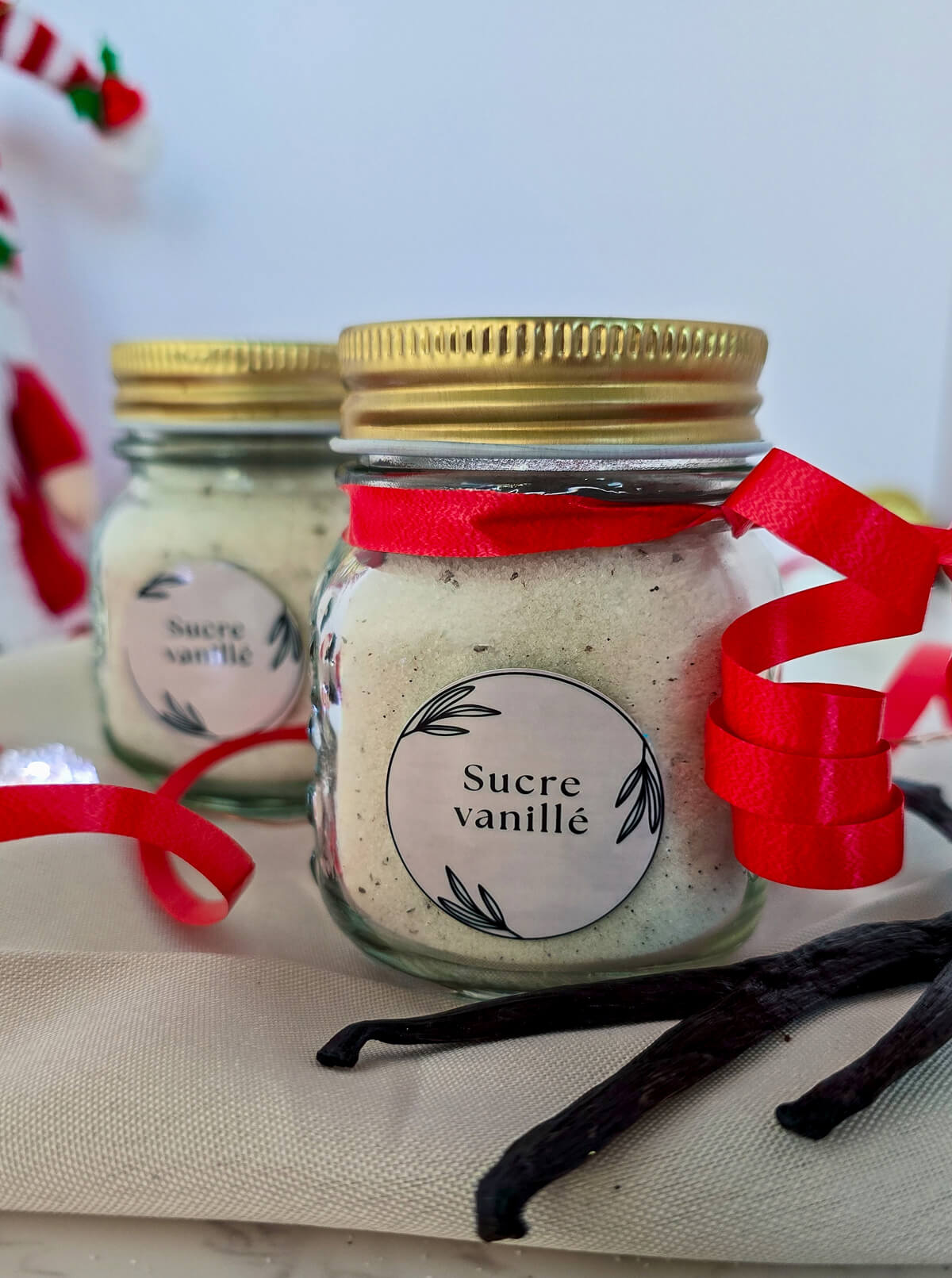 Du sucre à la vanille maison dans un pot en verre.
