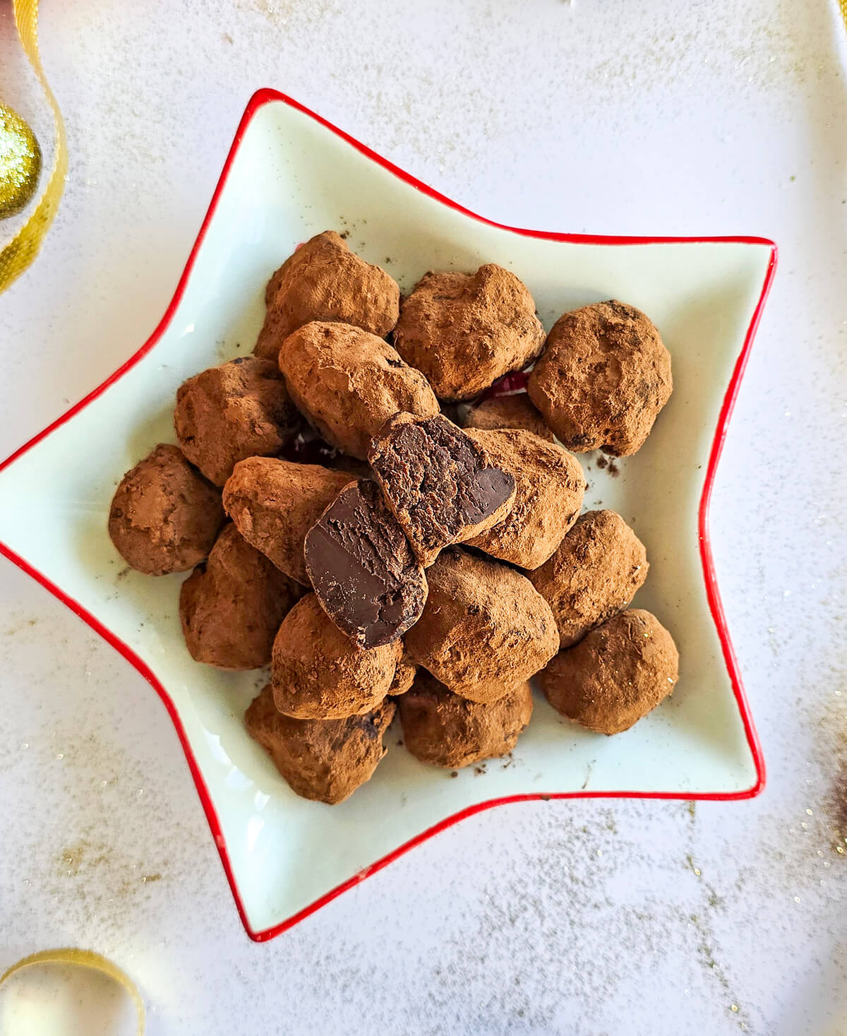 Une recette de truffes au chocolat noir facile.