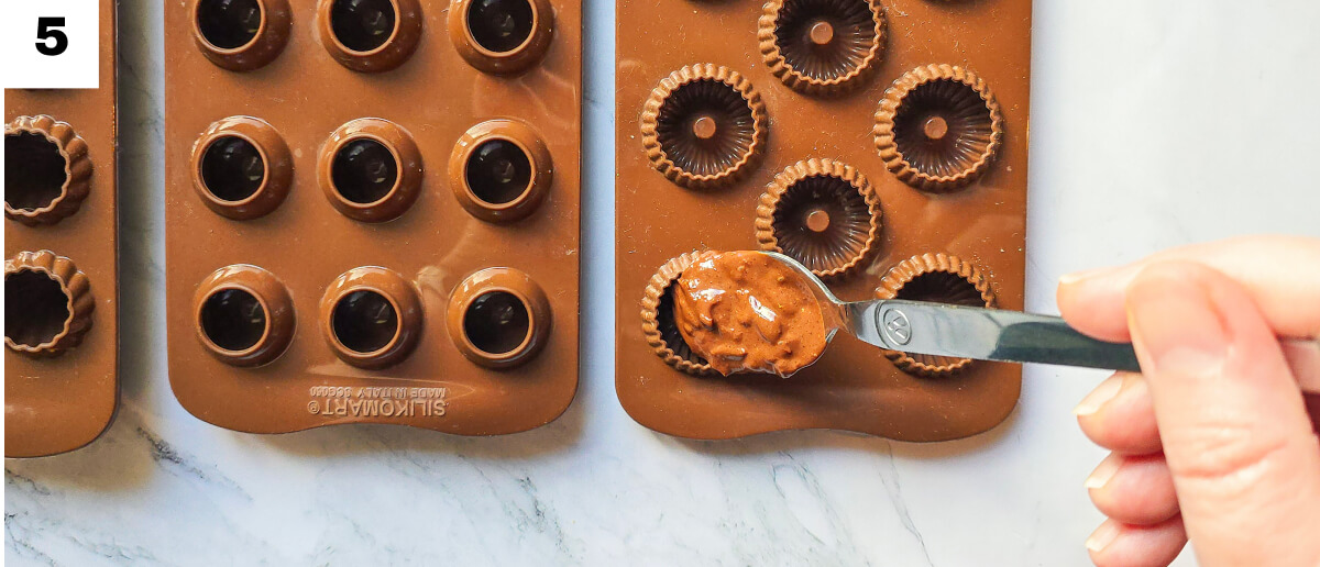 Verser la préparation dans les moules pour bonbons au chocolat.
