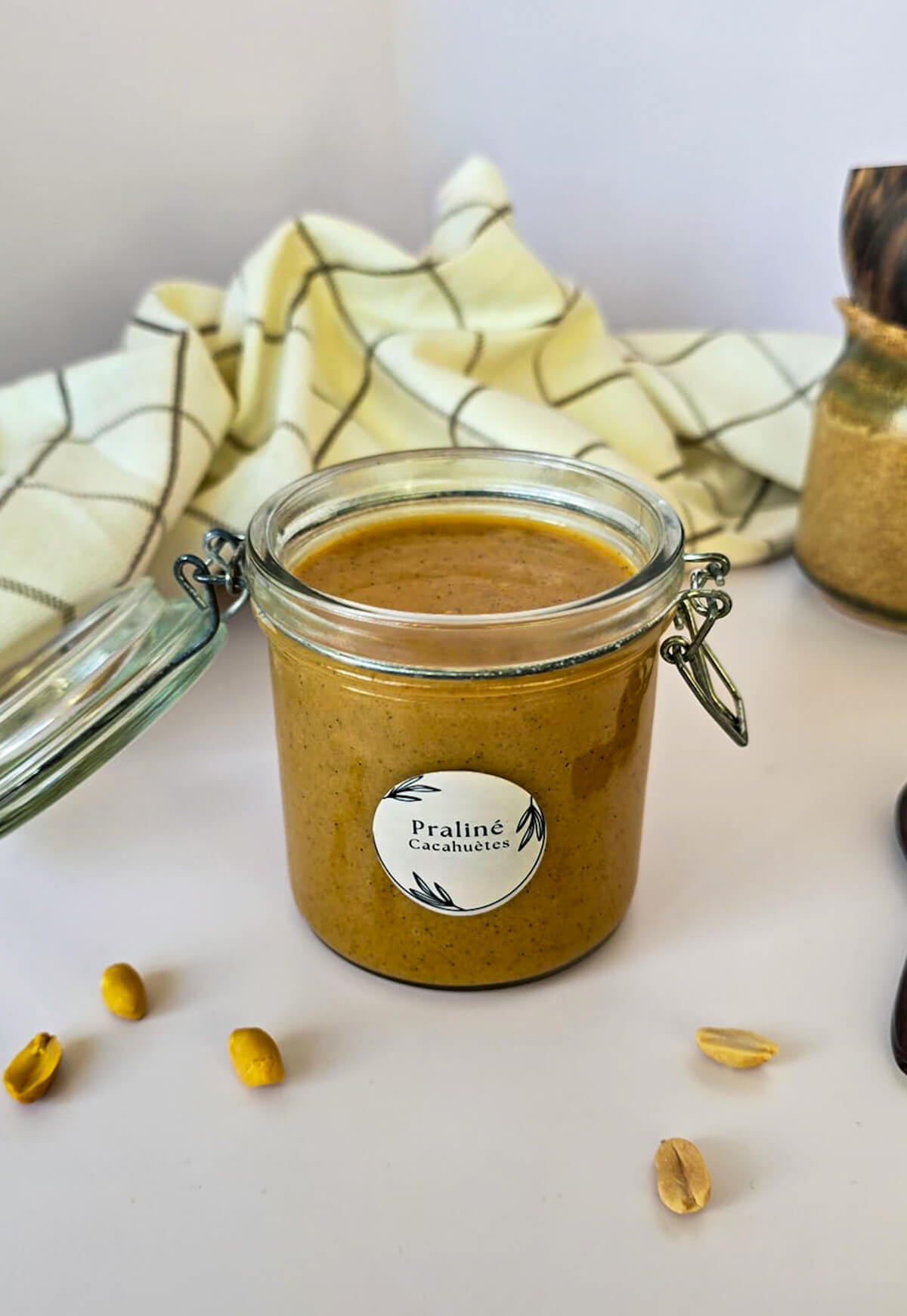 Du praliné cacahuètes maison dans un pot en verre.