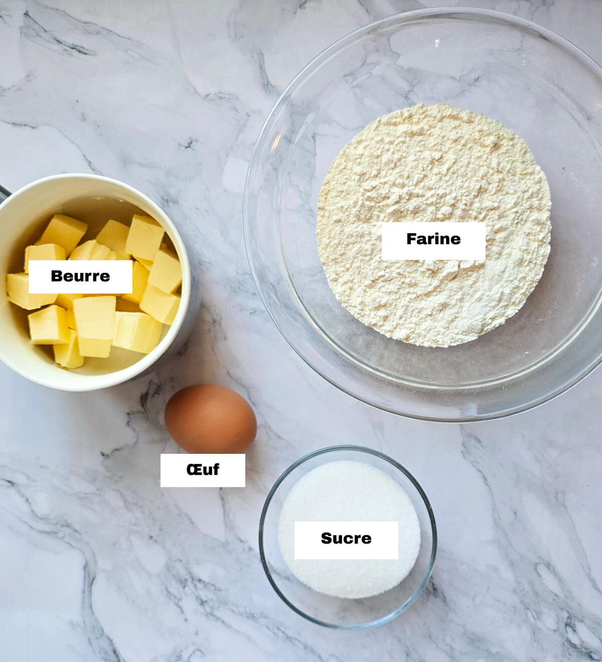 Des ingrédients pour faire des sablés à la confiture (bredele alsacien).