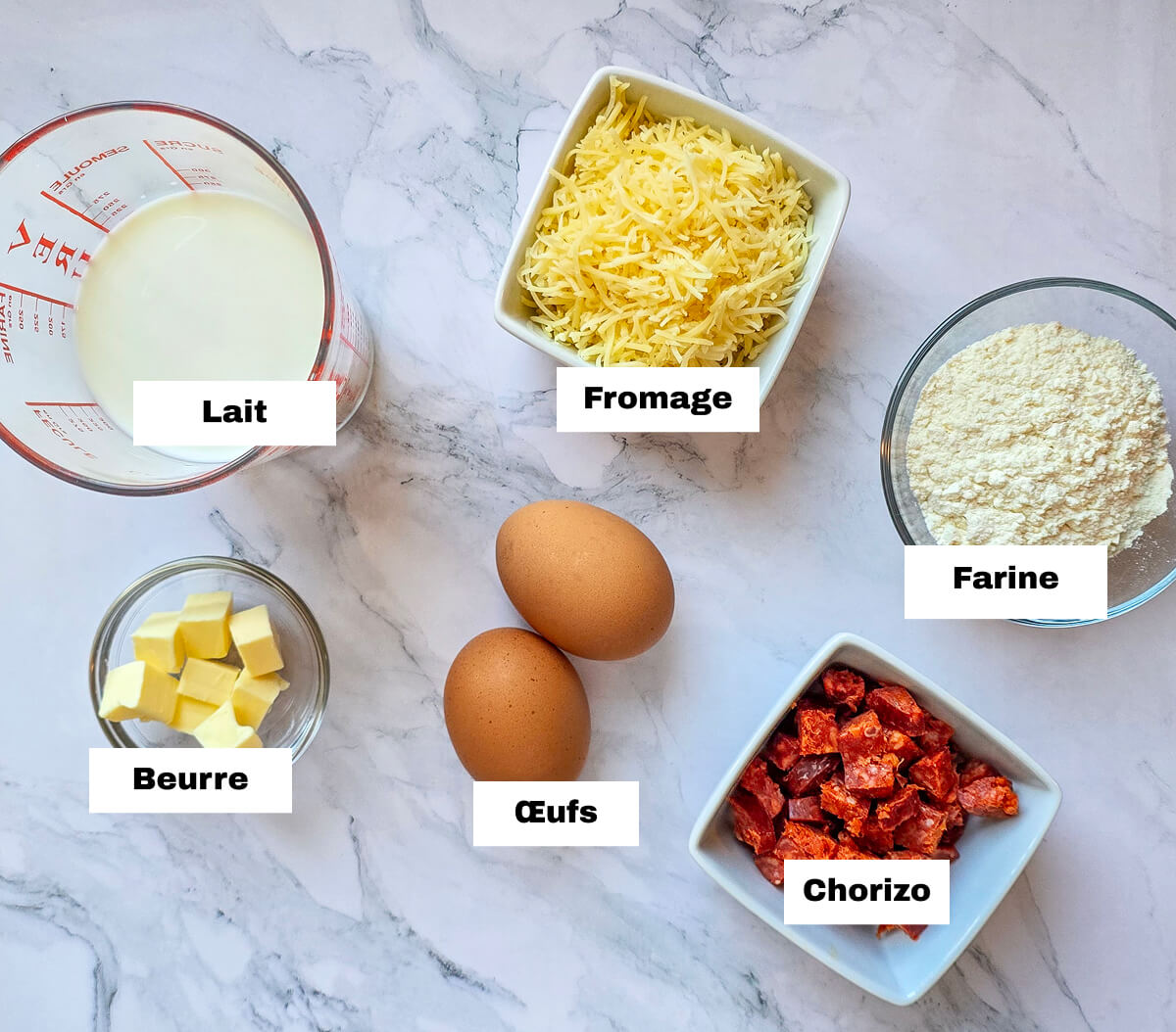 Des ingrédients pour faire une recette de cannelés salés chorizo comté.