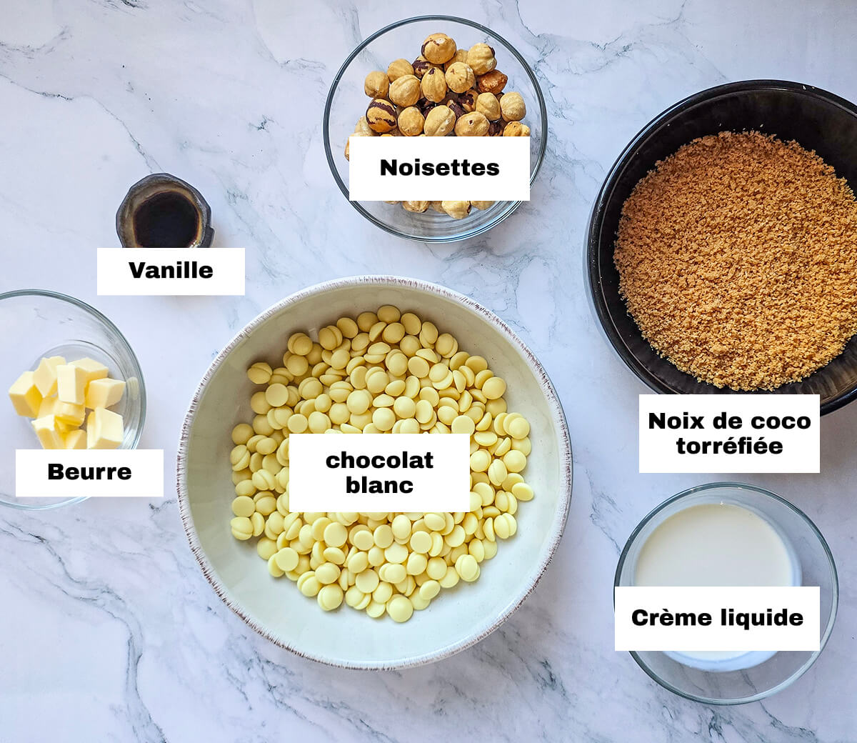 Des ingrédients pour faire des truffes au chocolat blanc noix de coco.