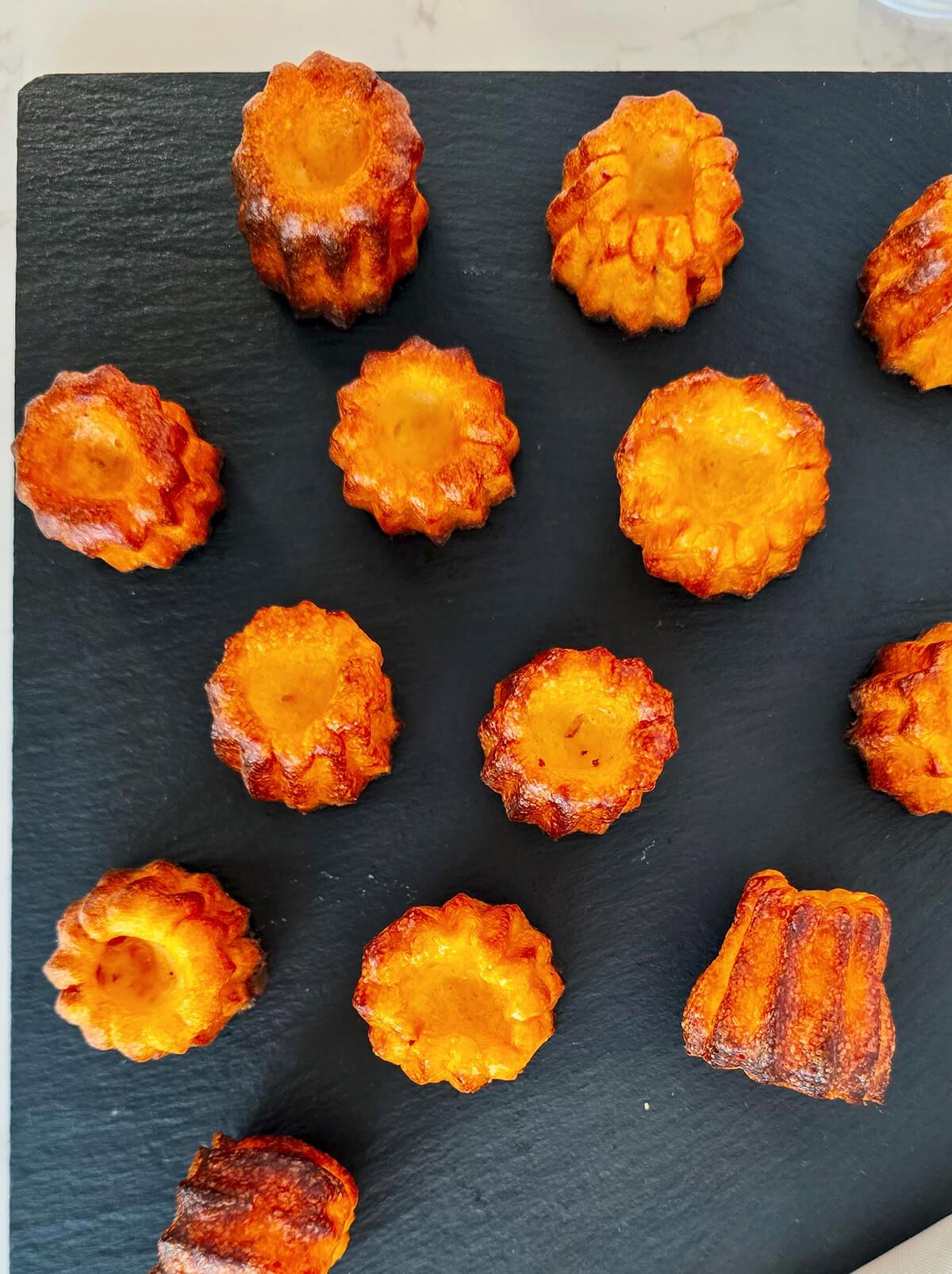 Des cannelés salés au chorizo comté.