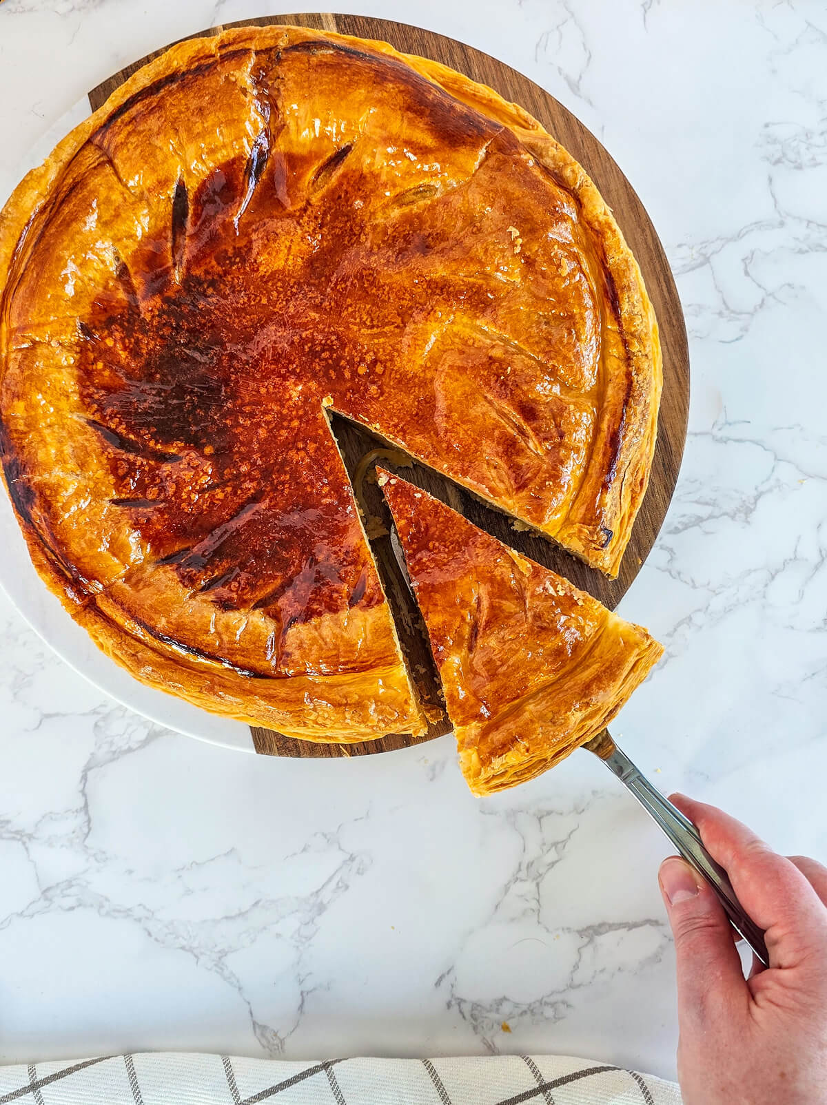 Une galette des rois frangipane faite maison.