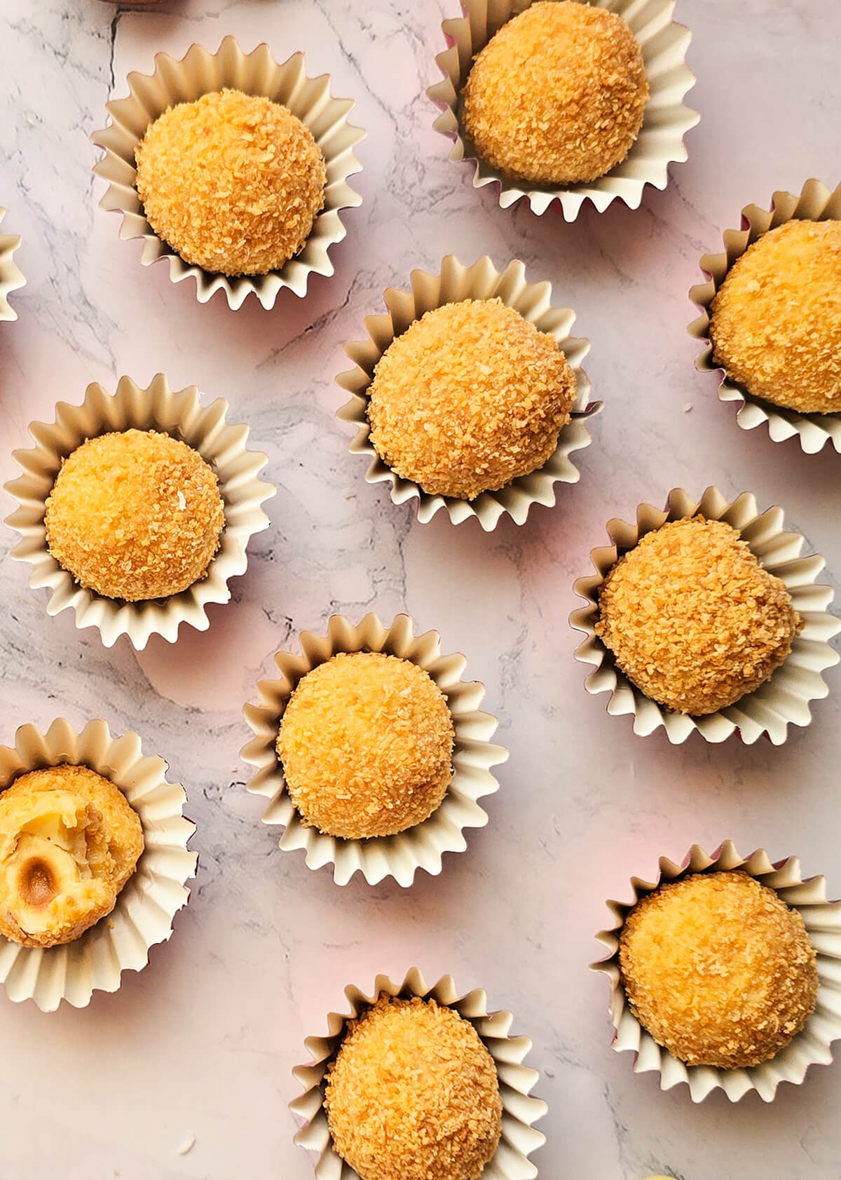 Des truffes chocolat coco dans leurs mini-caissettes.