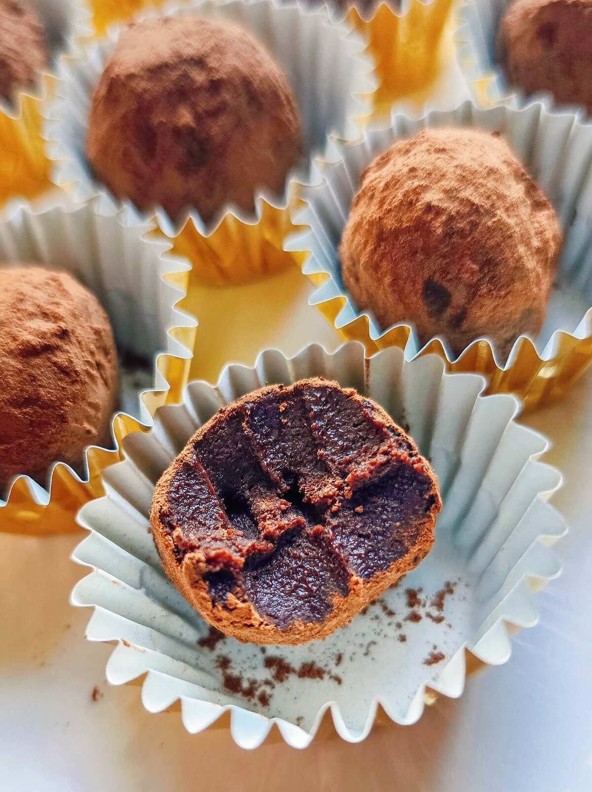 Une recette de truffes au chocolat rhum vanille.