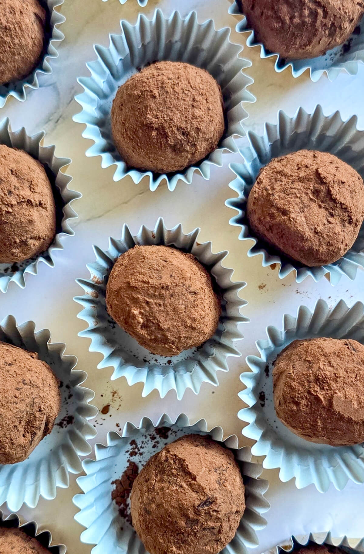 Des truffes rhum vanille dans leurs caissettes en papier.