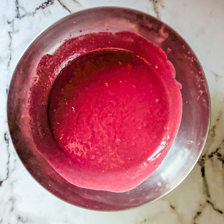 Du curd à la framboise après cuisson dans un récipient.