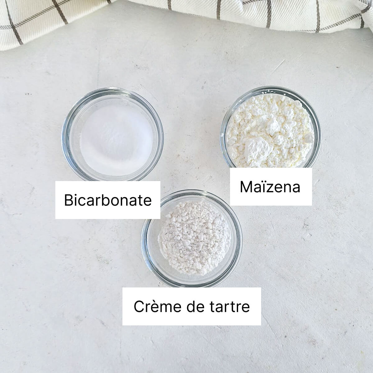 Des ingrédients pour faire de la levure chimique maison, sur un fond clair.