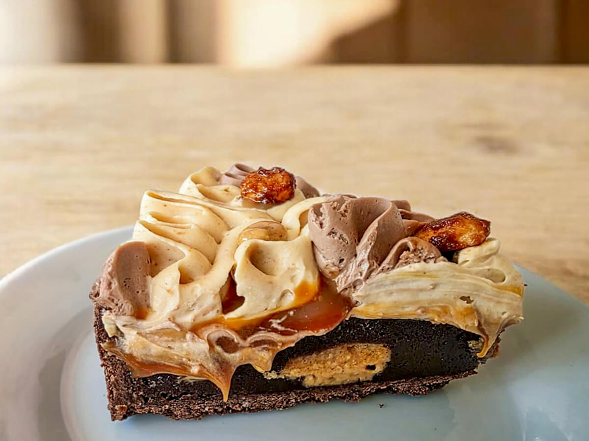 Une part de tarte chocolat, caramel, cacahuètes.