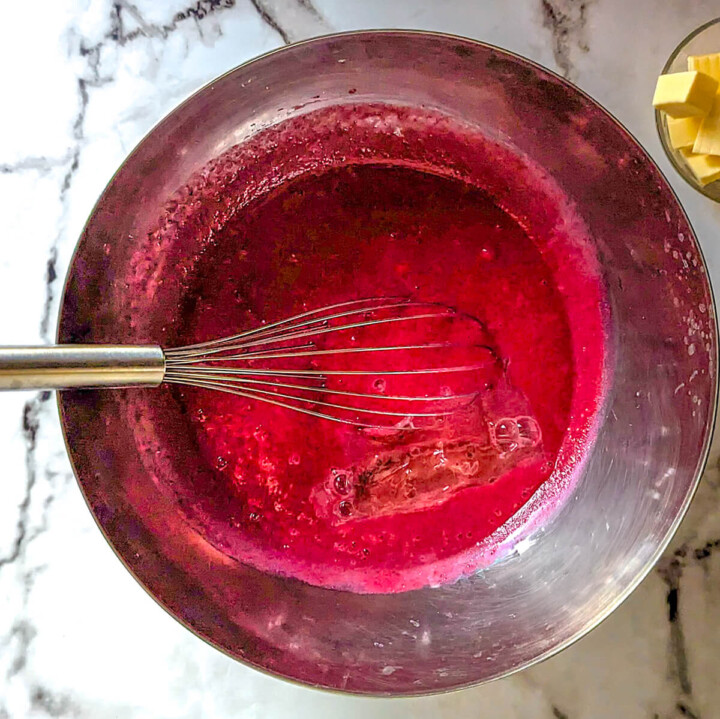 Réhydrater la feuille gélatine dans un bol de purée de framboises pour faire un curd.