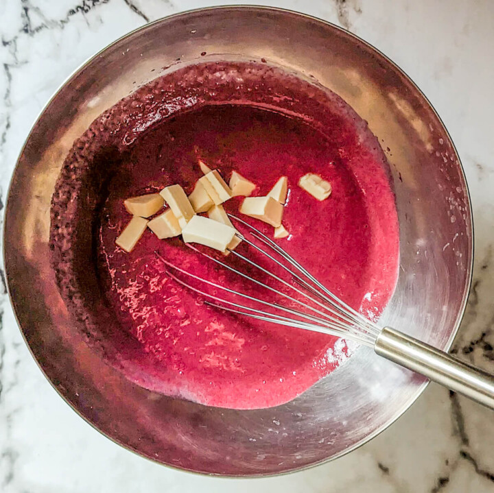 Ajouter le beurre froid dans le bol.
