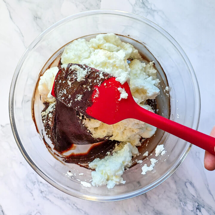 Ajout du reste des blancs d'oeufs dans un récipient.