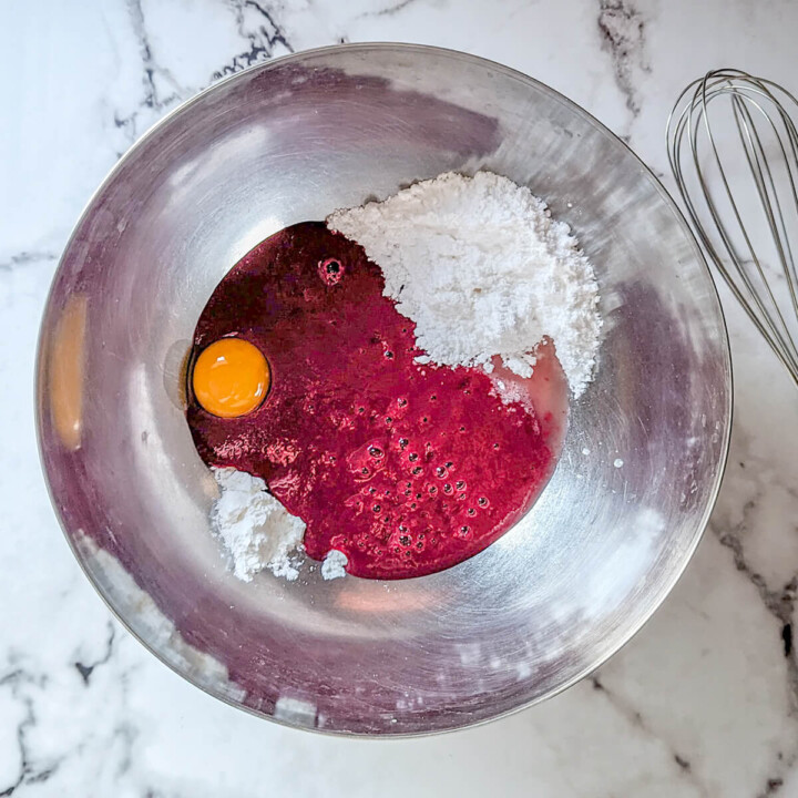 Un bol d'ingrédients pour un curd avant la préparation au bain-marie.